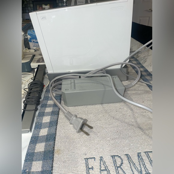 Nintendo Wii console white RV-001 w hook ups,2 remotes/charger/4 games/sport kit